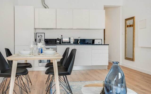 Bright Apartment Near 28 Tram Line