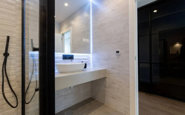 Moonlit Mirage Villa With Pool, Gym and Sauna