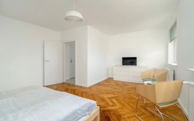 Studio With Outdoor Parking by Renters