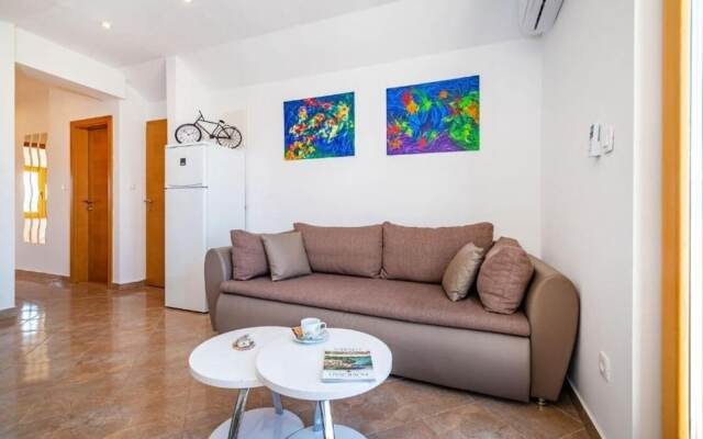 Luce - Pool and View - A1