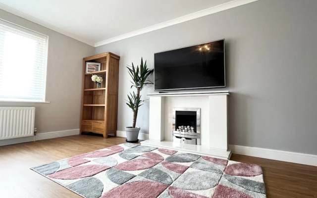 Gorgeous Spacious Bungalow Serene Garden Parking