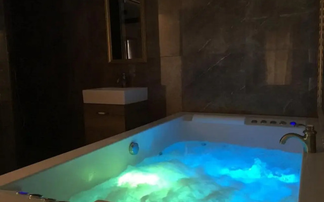 Central Business Suites with Hot Jacuzzi