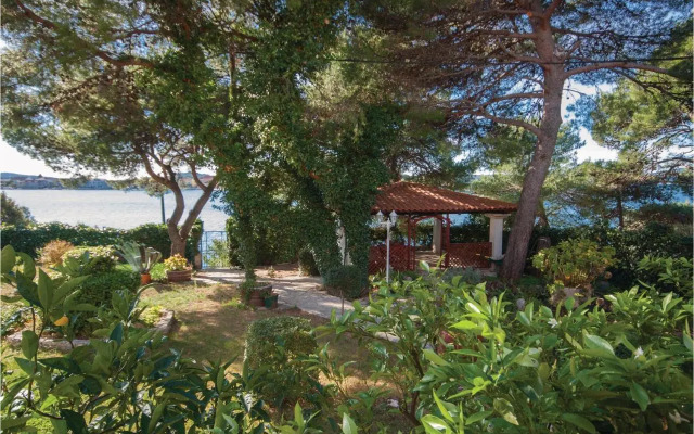 Three-Bedroom Apartment in Brodarica