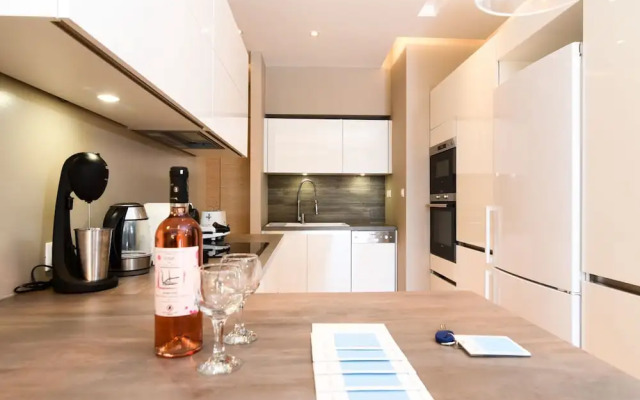 142m² Bright Alimos Apartment with Marina View