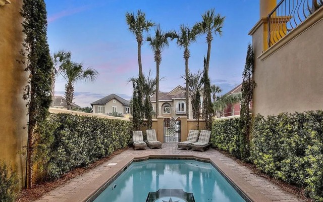 Casa de Palms by RedAwning