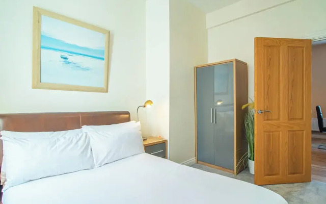 Stylish & Spacious Apartment With Private Balcony