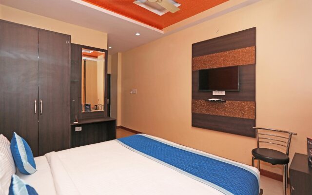 OYO 10328 Hotel Sanjay Palace