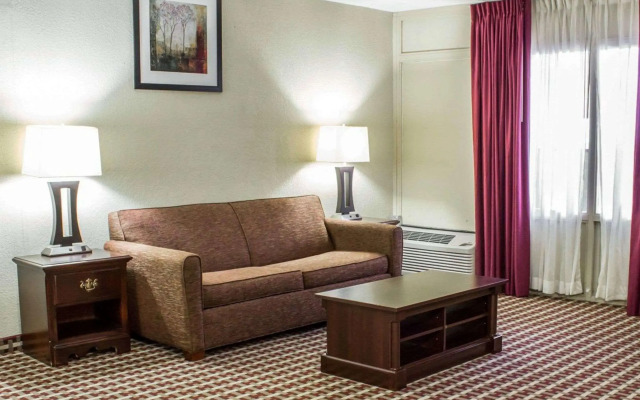 Rodeway Inn & Suites