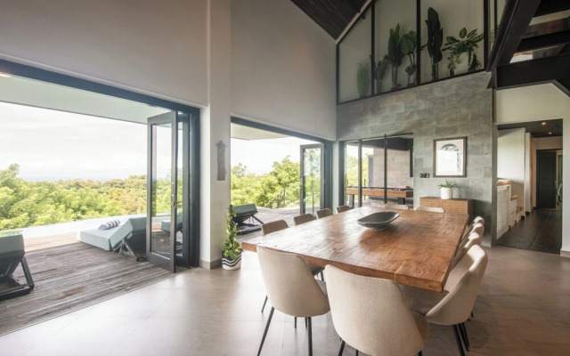 Luxurious 6BR Clifftop Villa, 5 Minutes to Bingin