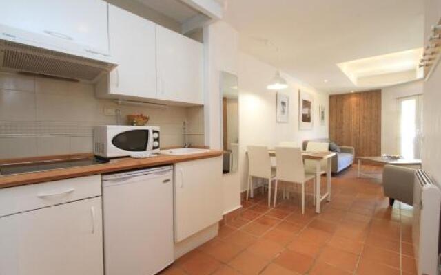 Bed and Snow Art Apartments