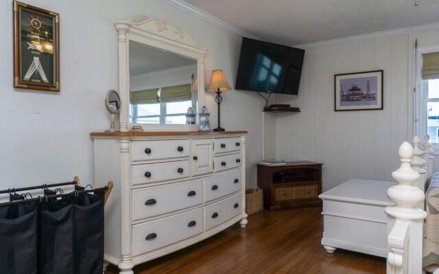 Breezy Oaks by Oak Island Accommodations