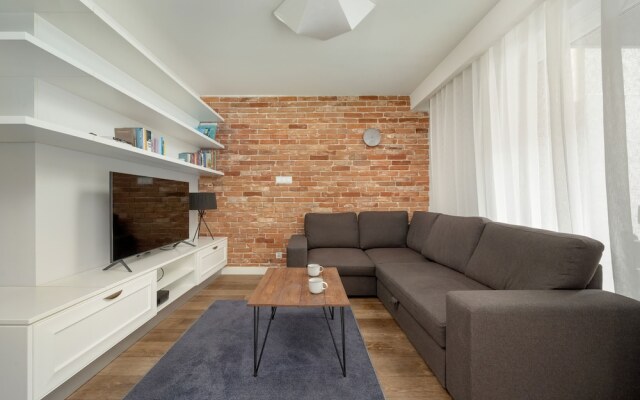 Modern Apartment Terrace by Renters
