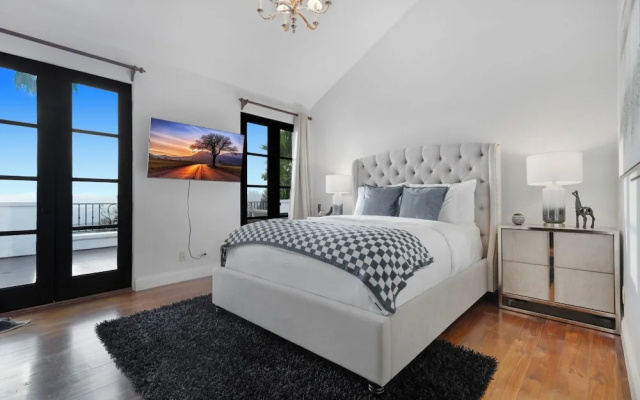 Spanish Villa - Stunning Coldwater Canyon Villa With Pool and Views