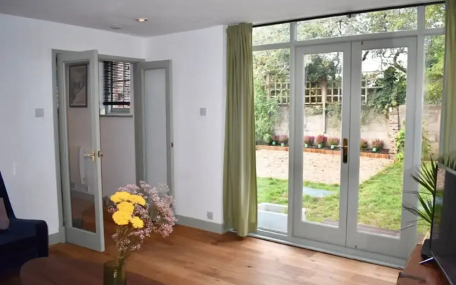 Cosy 2 Bedroom House With Parking