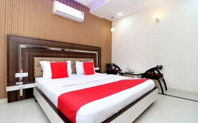OYO 28122 Hotel C M Plaza