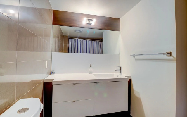 PlanURstay  - 300 Front Street West