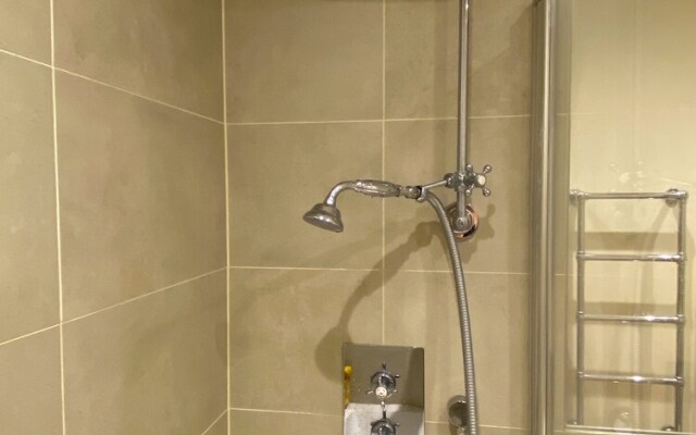 Luxury High Street Apartment