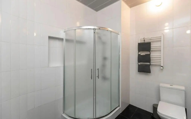 ❂Light and Luxurious 2BR Home + Balcony in the City Center❂