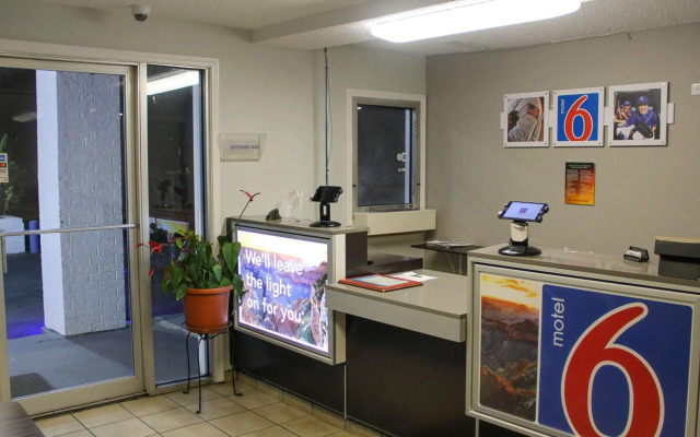 Motel 6-Fayetteville, AR