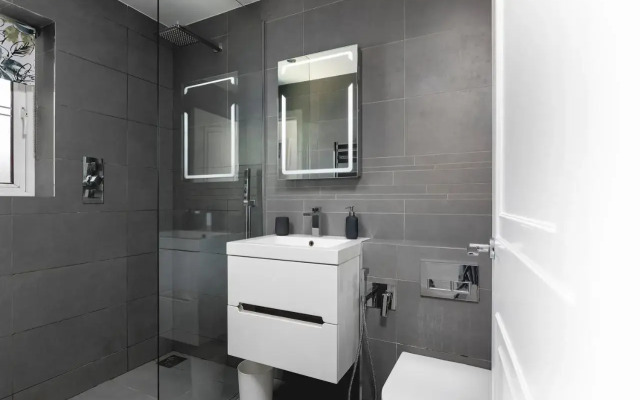 Just 20 Mins From Buckingham Palace!