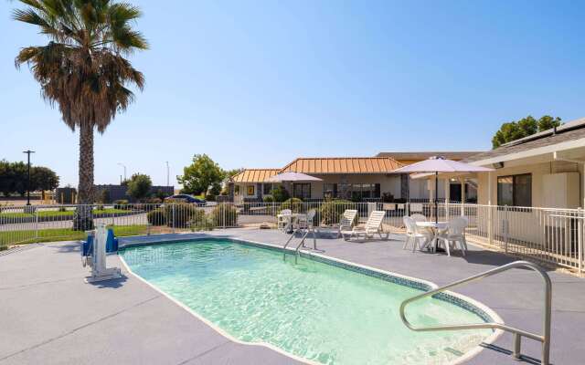 Super 8 by Wyndham Dunnigan