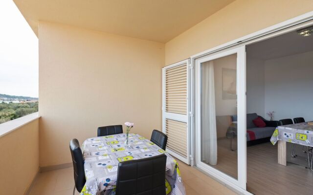 Simplistic Apartment in Neviđane near Sea Beach