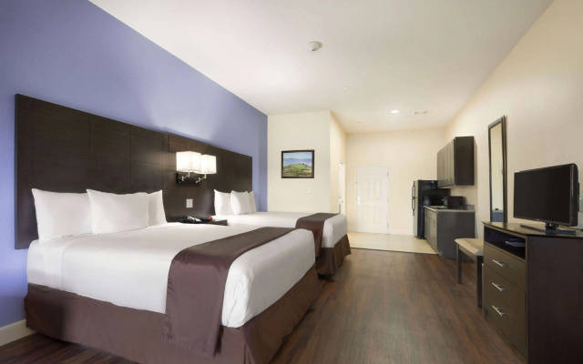 Days Inn & Suites by Wyndham Galveston West/Seawall