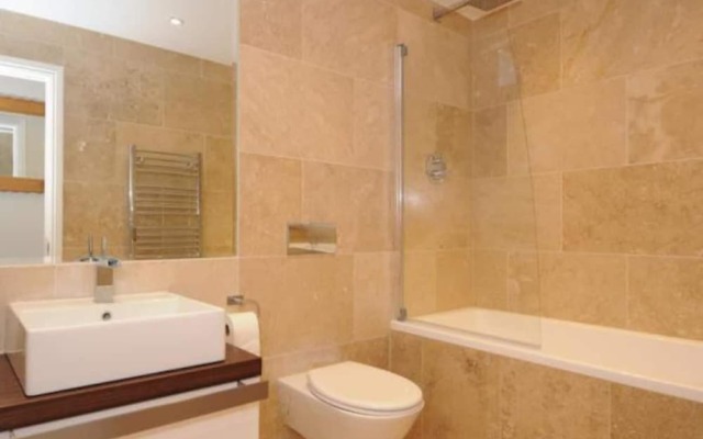 Captivating 5-bed House in Woking