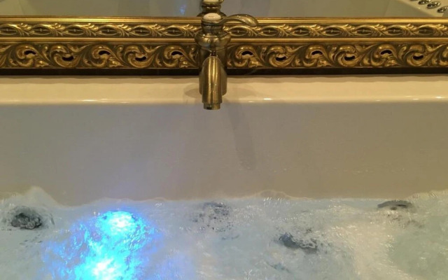 Central Business Suites with Hot Jacuzzi