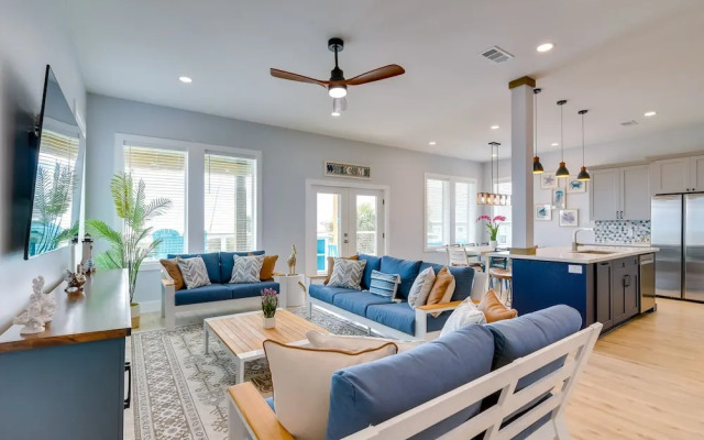 Steps to Beach: Vibrant House in Galveston!