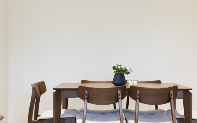 Earthy And Polished 2 Bedroom Unit In Chadstone