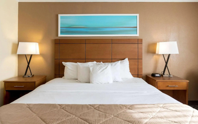 Clarion Hotel Detroit Metro Airport
