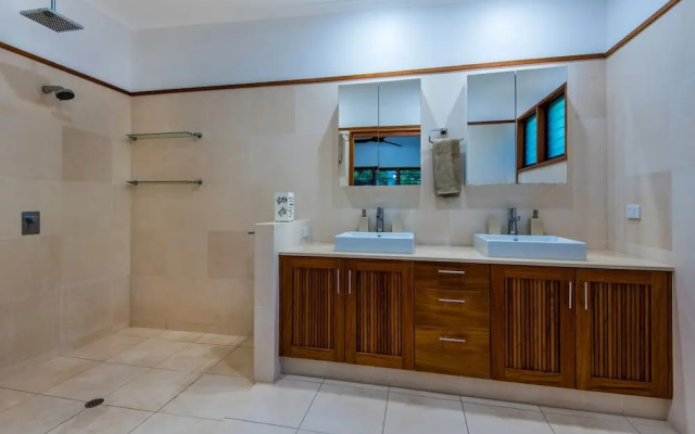 The Boathouse - Luxury Holiday Home with Jacuzzi
