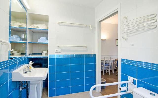 Superb beachfront villa with guest house 50m opposite