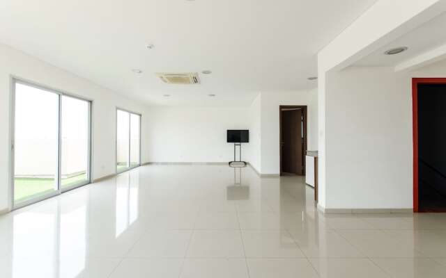 Modern 1 BR Apartment