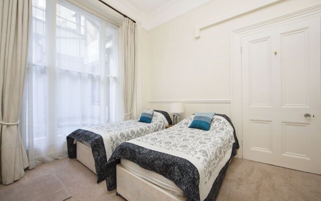 Queens Gardens - Large and Colourful 3 Bedroom Apartment in Bayswater