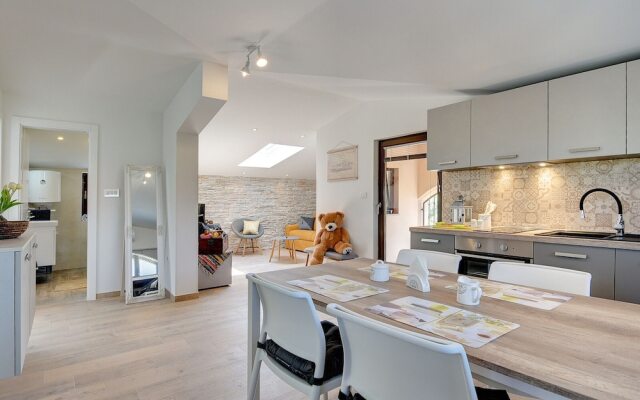 Modern Holiday Home in Medulin With Pool