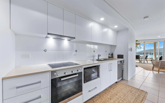 Three B Airlie 2 bedroom unit Seaviews & Pool