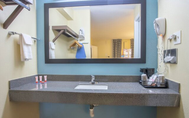 OYO Hotel Knoxville TN Cedar Bluff I-40