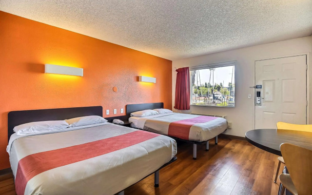 Motel 6 Oakland, CA - Embarcadero