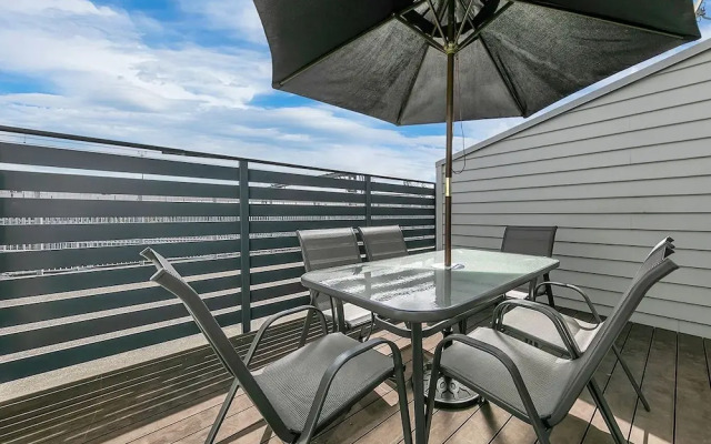 Parnell Gem w/ Balcony & Parking Near Arena