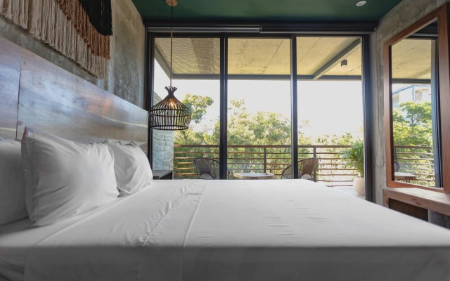 Stunning 2 Bed Condo Pools Gym Cenote Access