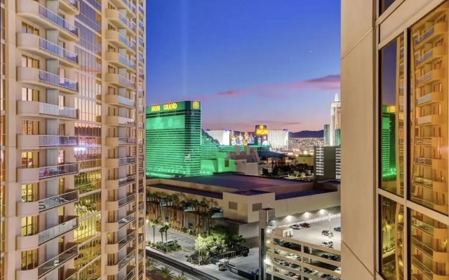 Premium Suite w/balcony at The Signature