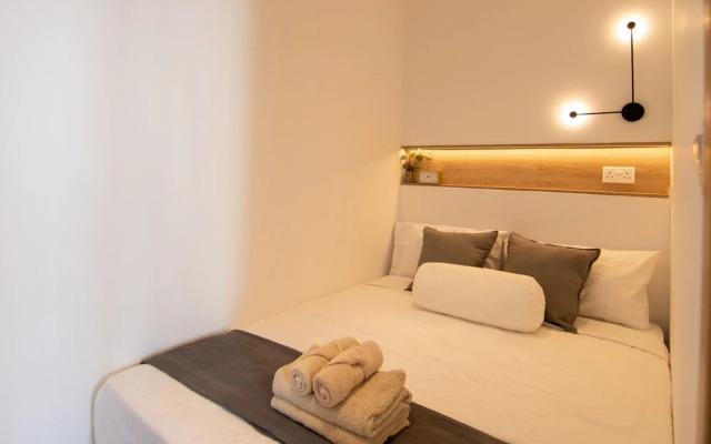 Phaedrus Living: Seaside Modern Flat Lighthouse 52