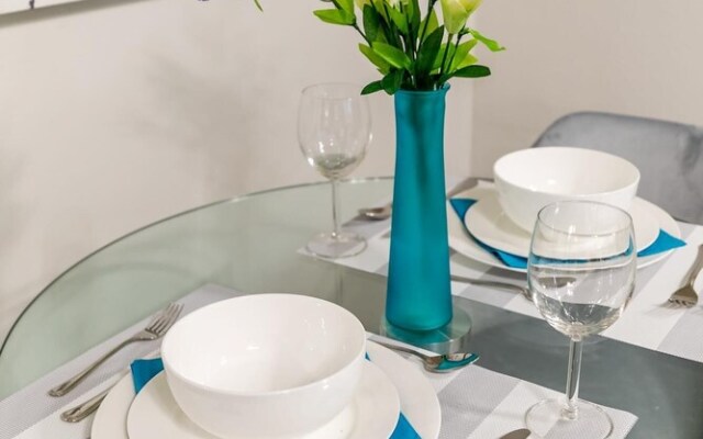 2BR Apt With Netflix- In the Heart of DT Hamilton