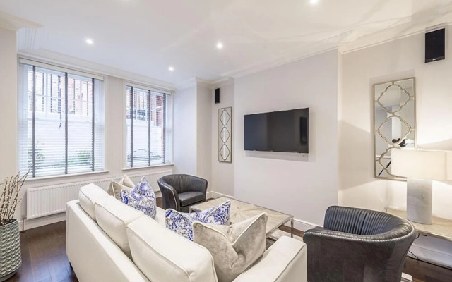 Luxury Three Bedroom - Flat 121 Lower Ground Floor