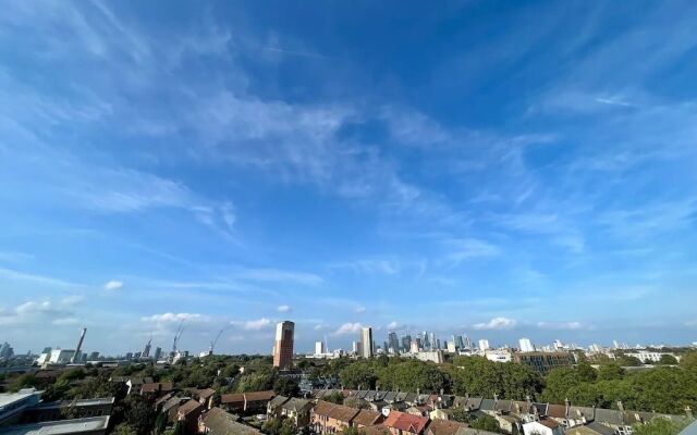 Elegant Chic Living Vibrant London Area