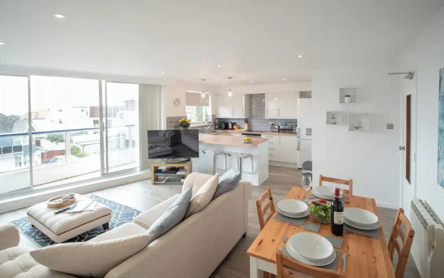 Stunning 2 bed Seaside Apartment With Sea Views