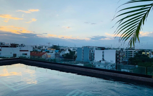 Modern Condo quiet and close to beach