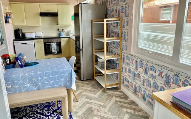 Large 3 bed Chalet -sleeps 6- dog Friendly- Garden